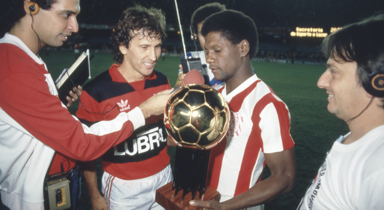 Marinho recebe a Bola de Ouro em 1985 ao lado de zico